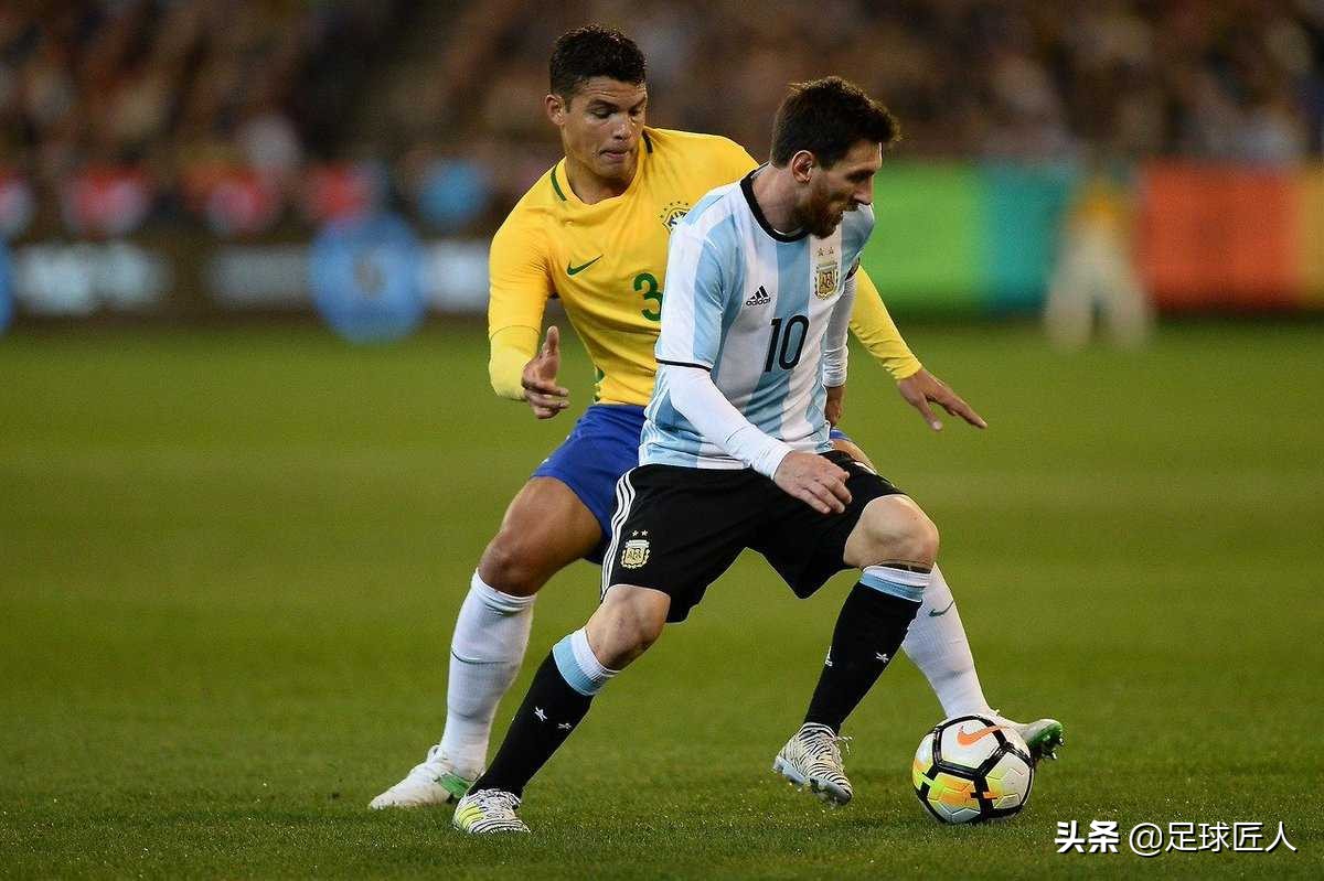 *药火**味！巴西球迷赛前火烧梅西10号球衣，巴阿大战没有友谊赛