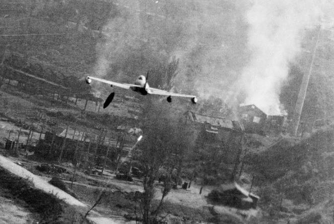 1952年朝鲜战事正紧，彭德怀不回国治病，陈赓向中央“告他一状”