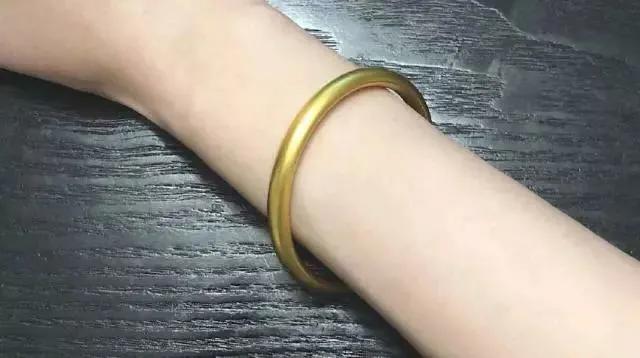 古法黄金手镯和手链哪个好 (四叶草手链和黄金手镯一起戴)