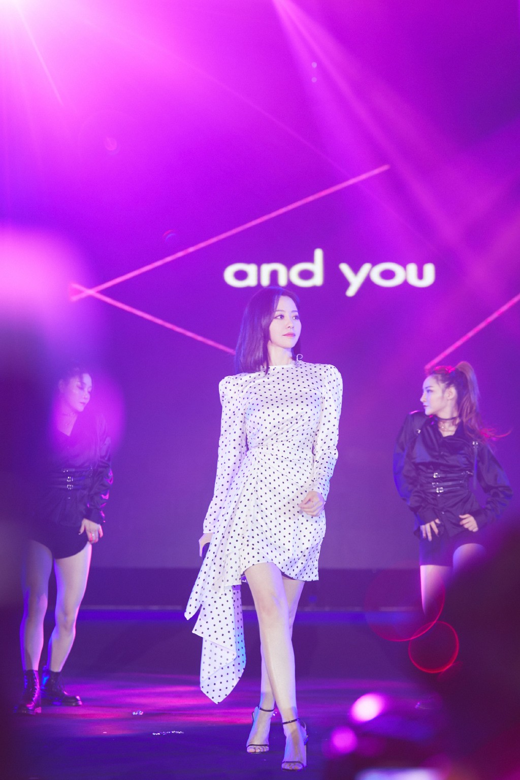 张靓颖波点透光衫,张靓颖暴瘦穿礼服裙