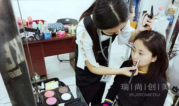 化妆培训学校出来后做什么,学习化妆培训机构出来怎样就业