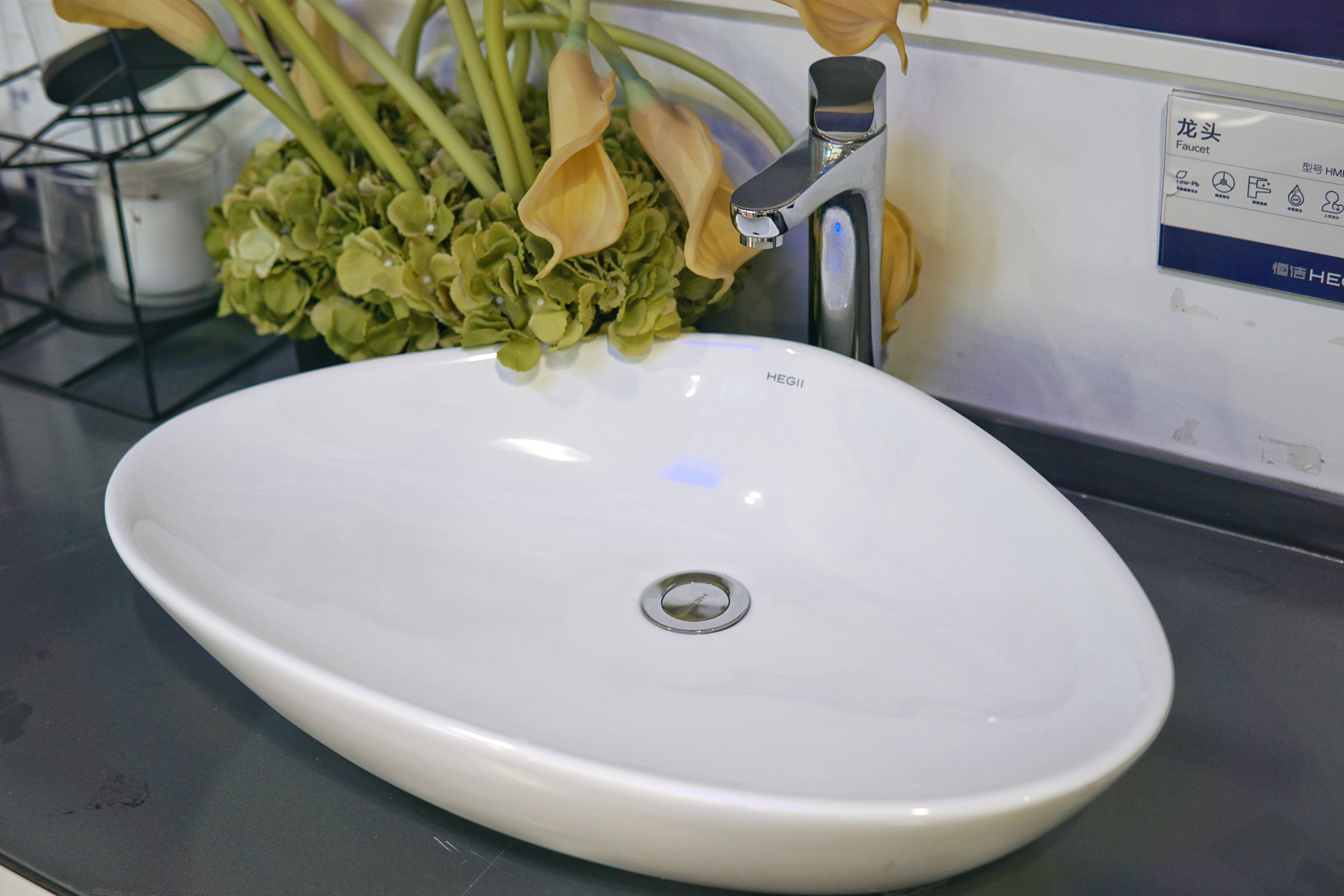 卫浴柜和浴缸哪个好用一些,卫浴选购