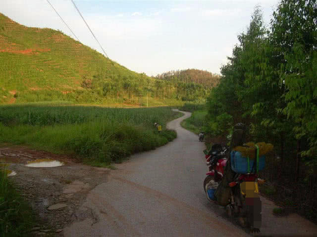 一个骑摩托车的钓鱼人，还真不是为了钓鱼