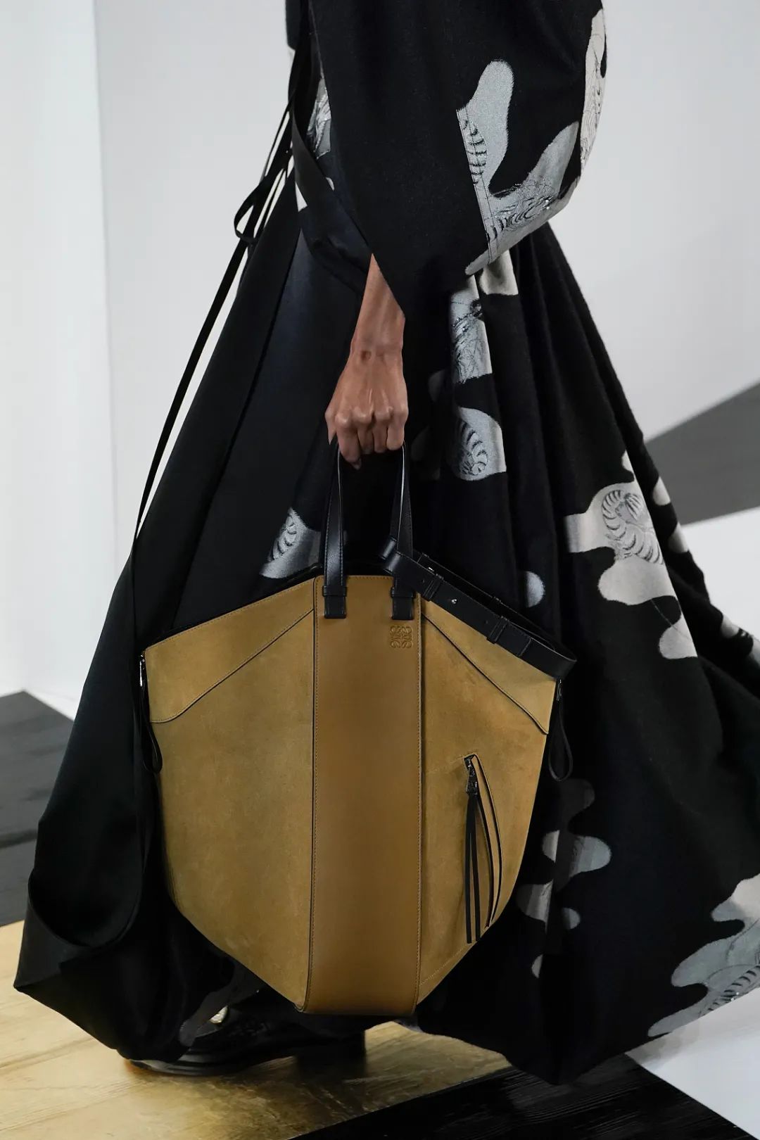 有没有一只,能配得上你野心的tote包?挣钱买包VS买包挣钱