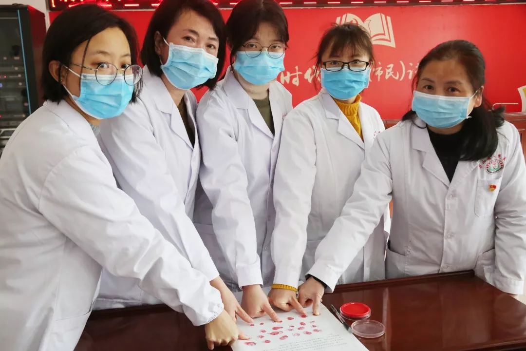 一线党旗红疫情防控,共同战疫让党旗在疫情防控一线