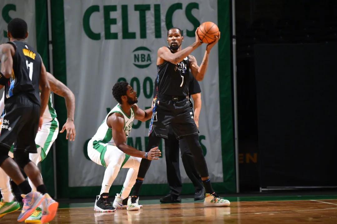 杜兰特拼断跟腱背上软蛋的骂名,杜兰特跟腱断裂前投进三记三分