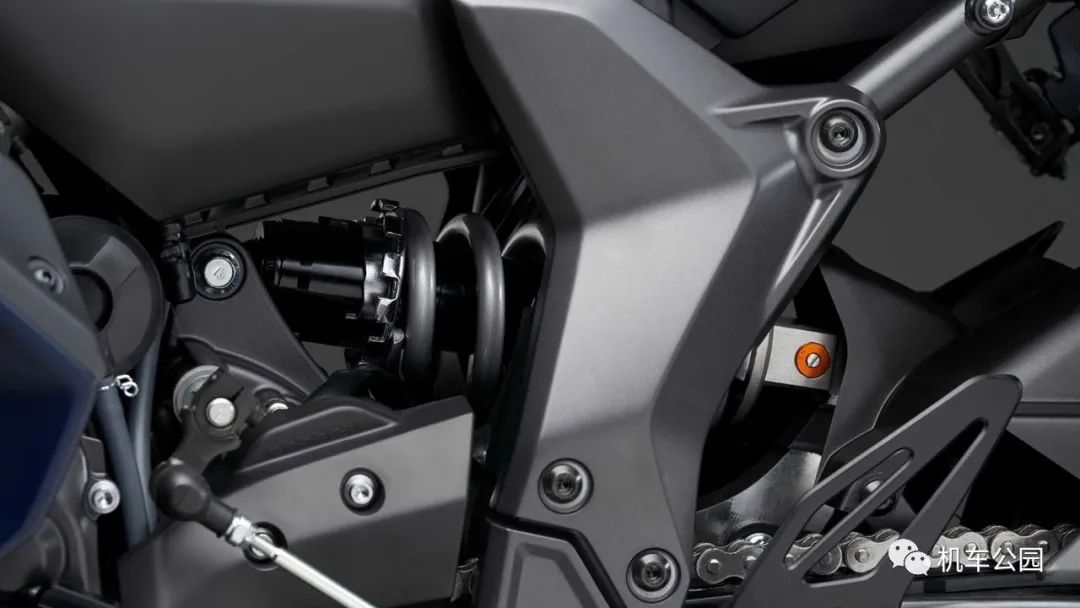 8999美元，雅马哈发布2022款R7，车身比R3还窄