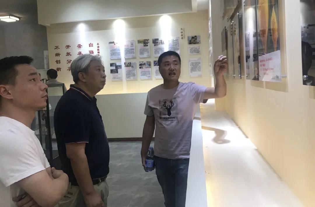 永清核雕摆地摊,卖核雕赚百万元