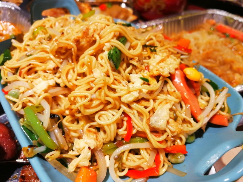 阳春四月夜，8男1女在郑州政七街花680块钱怼烤串，咧两瓶红花郎