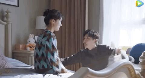 都挺好二嫂朱丽进入明玉公司工作,都挺好的朱丽穿的大衣是啥牌子