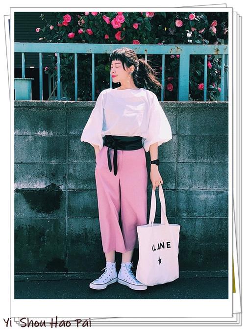 粉红色裤子搭配什么颜色上衣好看,粉红色裤子配什么上衣好看