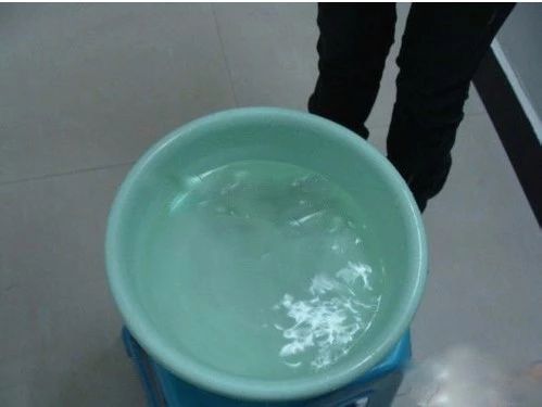 新装修房子放几盆清水能除甲醛吗,新装修的房子除甲醛用空气净化器