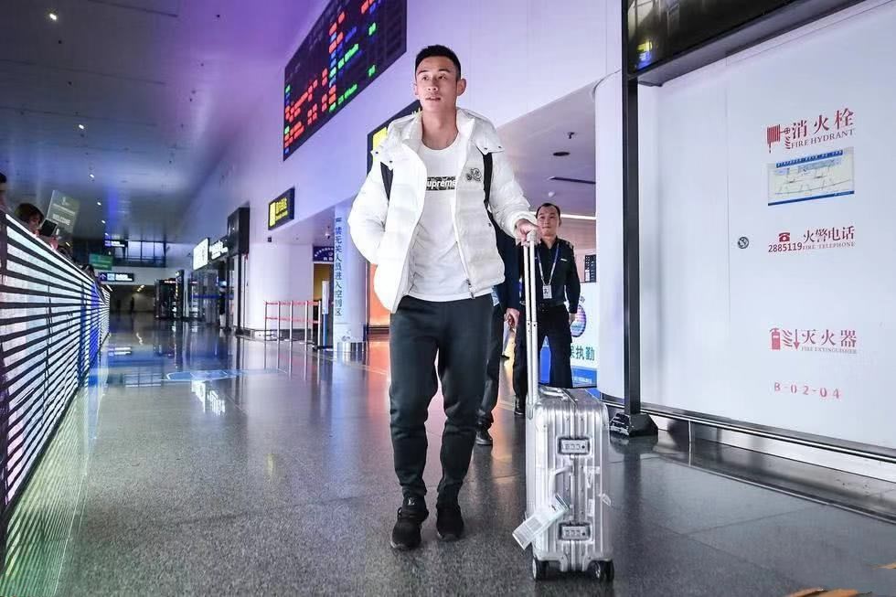 中国男足备战中国杯，各位国脚现身机场，名牌衣服和奢侈品很抢镜