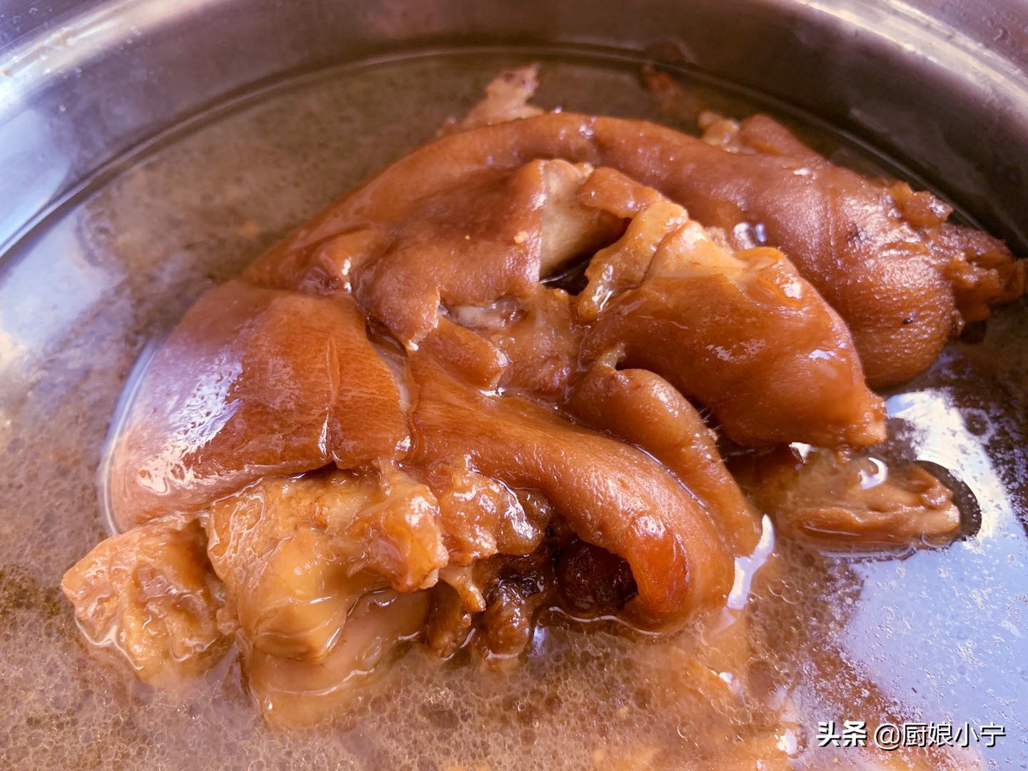 红烧猪蹄怎么才能让颜色变鲜亮,红烧猪蹄不放八角可以吗