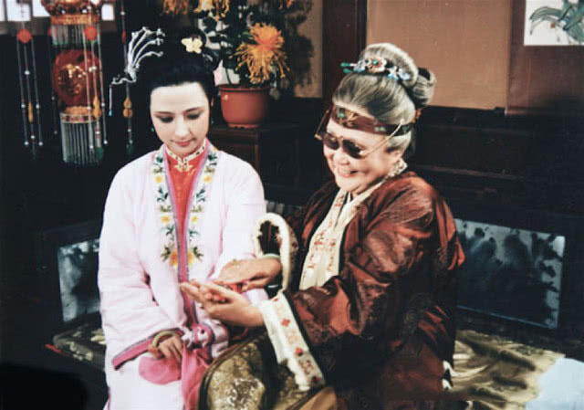 红楼梦中谁裹脚了,红楼梦林黛玉真的有玉吗