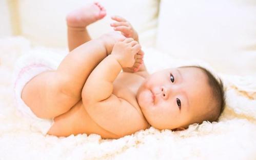满3个月的宝宝有哪些表现,满三个月婴儿发育标准