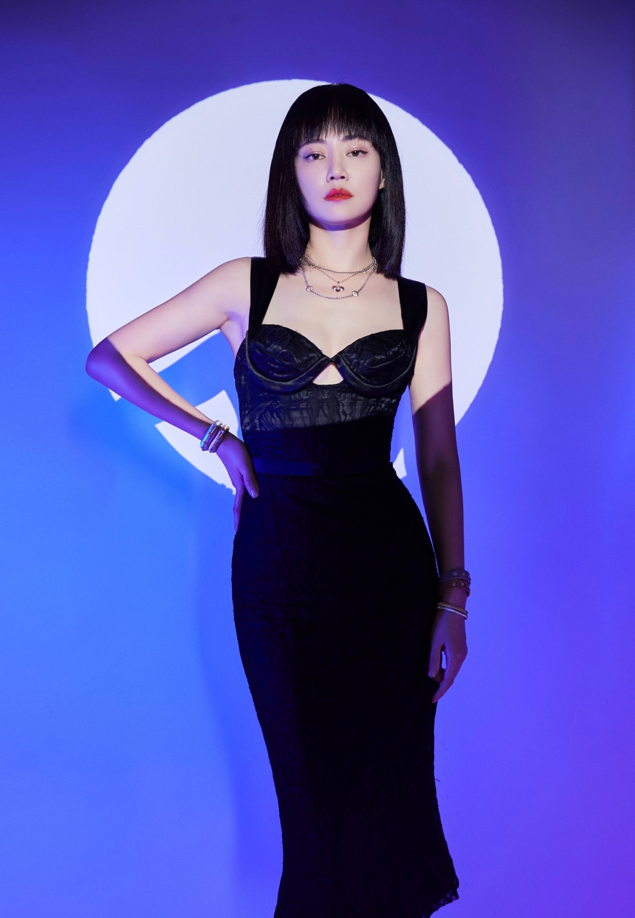 谭卓黑色连衣裙写真,谭卓黑色丝绒抹胸长裙