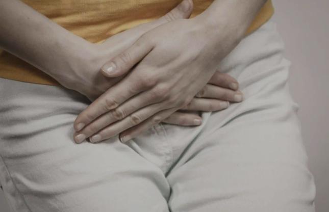 短裤上有黄色分泌物是正常吗,为何女性裤子有尿味