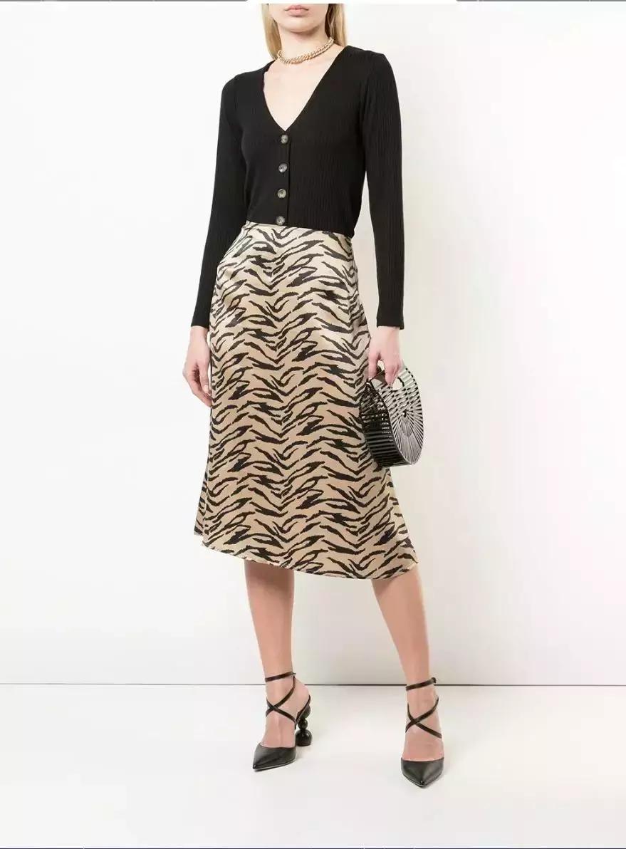 翻翻衣柜,整理衣柜翻到多年前穿的衣服