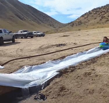 搞笑gif动图滑倒,不小心摔倒的gif搞笑