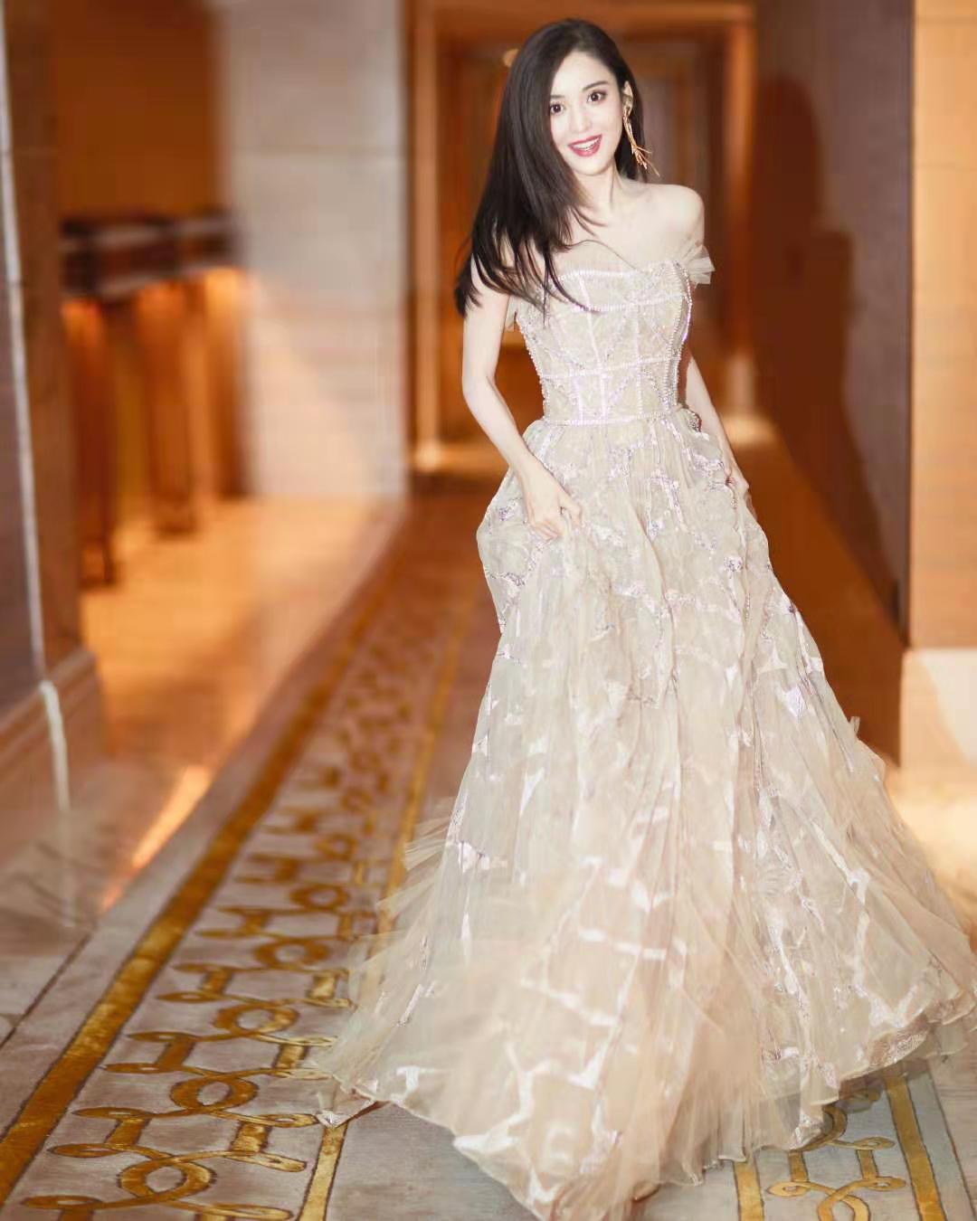 古力娜扎一袭露肩白裙秀眸明亮,古力娜扎穿吊肩抹胸裙