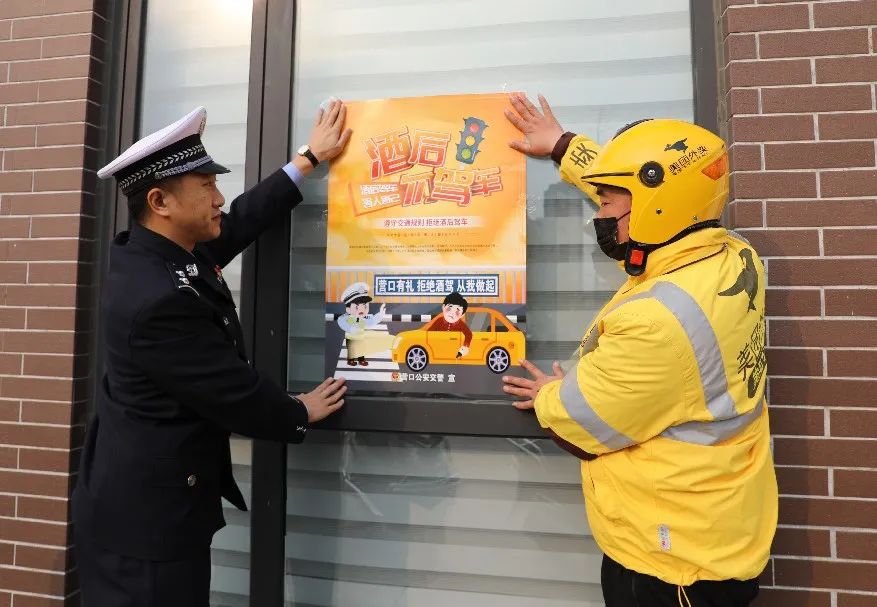 交警走进军营开展交通安全宣传,百万警进千万家交通安全宣传活动