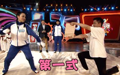 钟丽缇张伦硕人鱼夫妇跳舞视频,54岁钟丽缇穿红色人鱼装