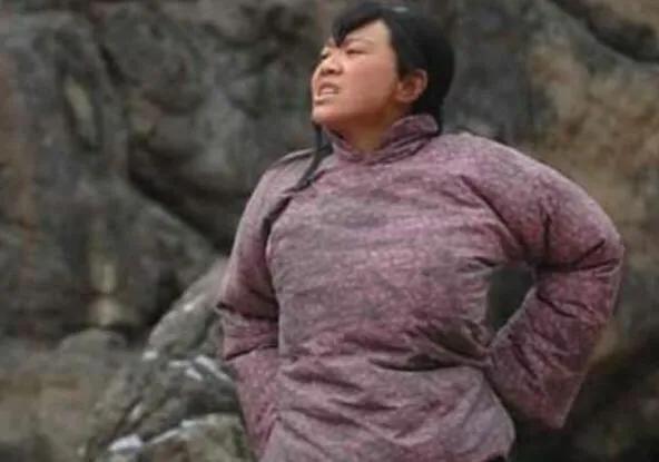 婚礼上飞来一只大鸟，新郎要将其大跑，来一道士让他跪下叫娘！