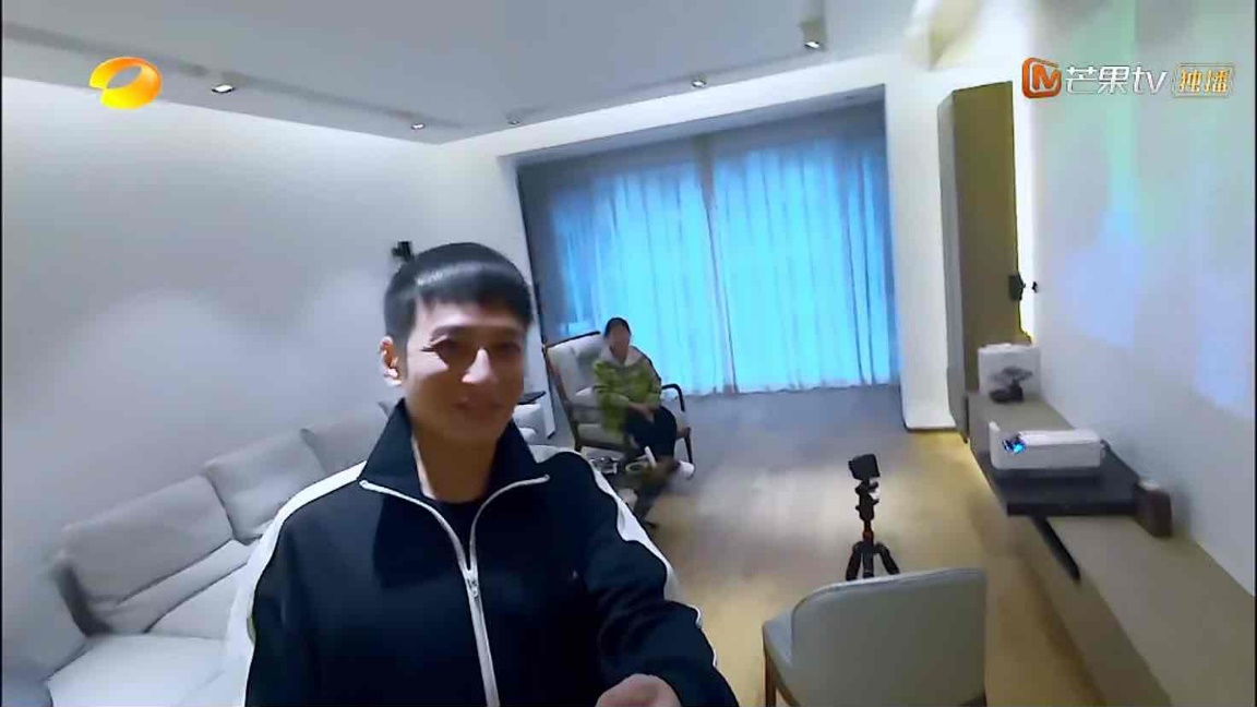 快本男主持私宅公开，嘉哥梳妆台上堆满化妆品，和何老师大有不同