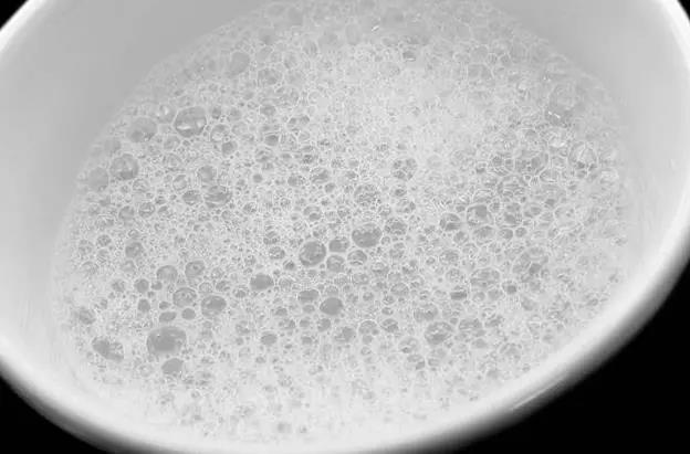 汽车大灯发污怎么清洗,新大灯变污什么原因