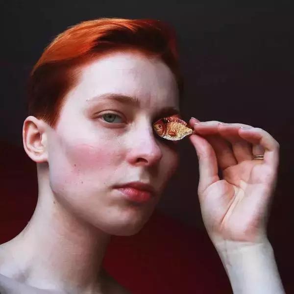 当一个程序员迷上了刺绣，就算手骨折了也无法阻止她……