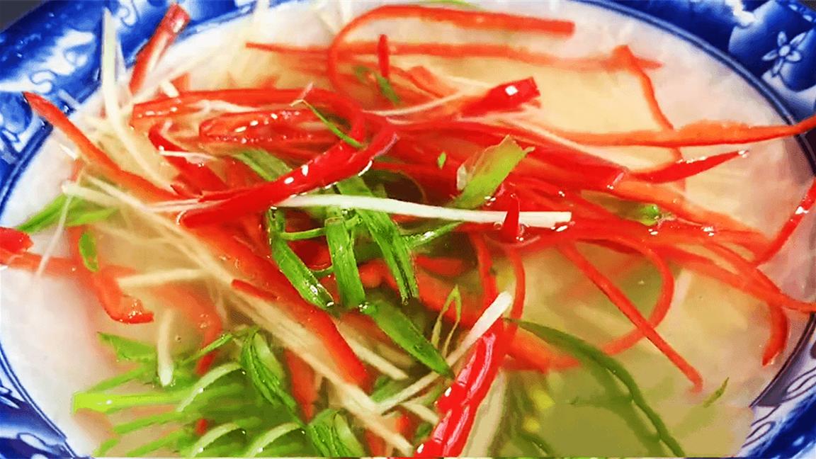 清蒸鲈鱼怎么做好吃又不腥气窍门,原来清蒸鲈鱼其中还有这么多秘诀