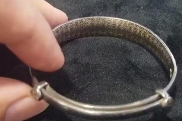 同样的银手镯一个发黑一个发亮,银手镯好久不戴了变黑怎么清洗