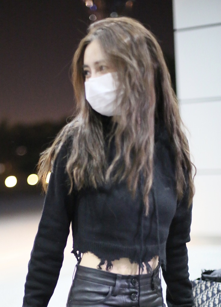 baby穿露脐装秒变小腰精,五五分假胯宽身材穿搭