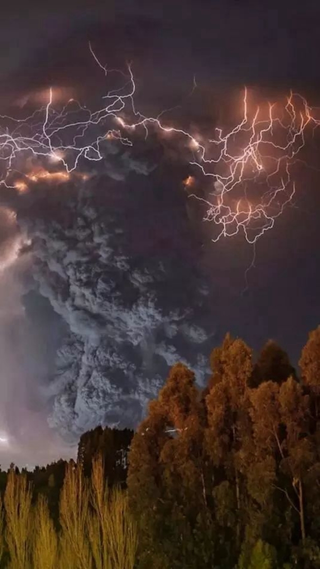 火山爆发+闪电，摄影师冒着生命危险拍下这些照片