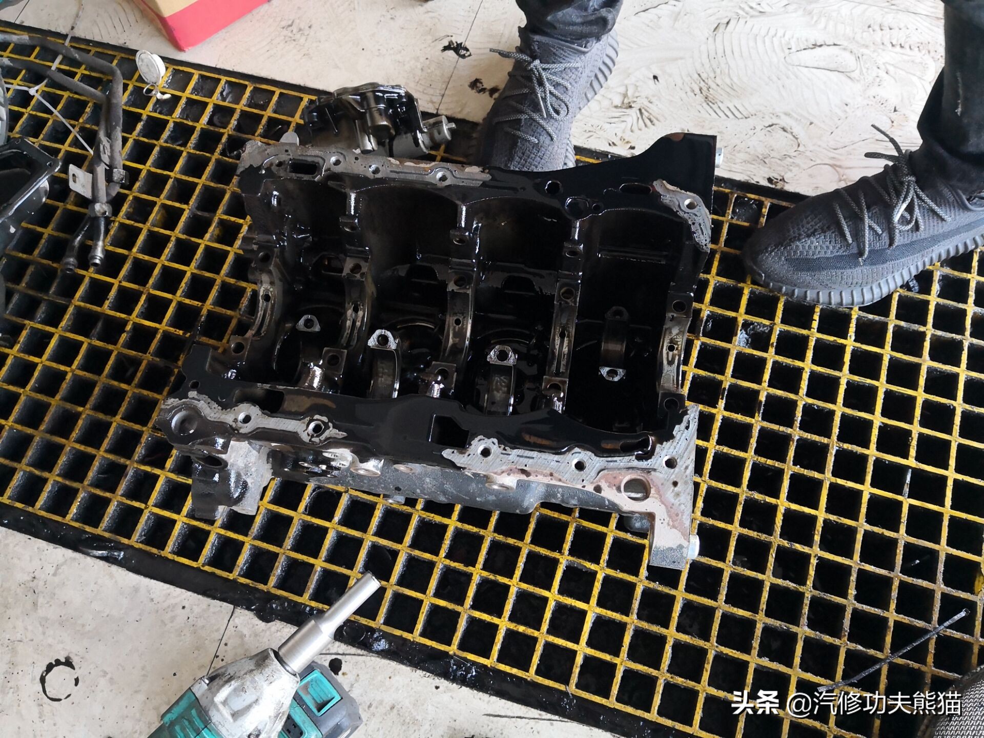 2011款奥迪q5烧机油怎么彻底解决,奥迪q5三代ea888发动机烧机油原因