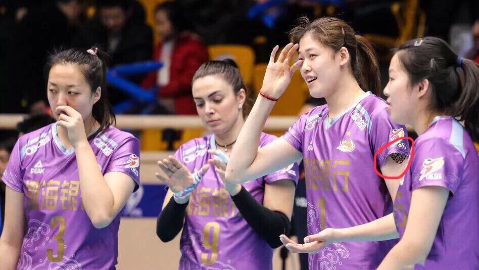 女排功勋朱婷纹身惹争议,这些女运动员也有纹身,一个比一个美