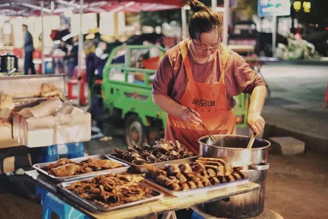 浙江宝藏城市,浙江绍兴夜市美食一条街