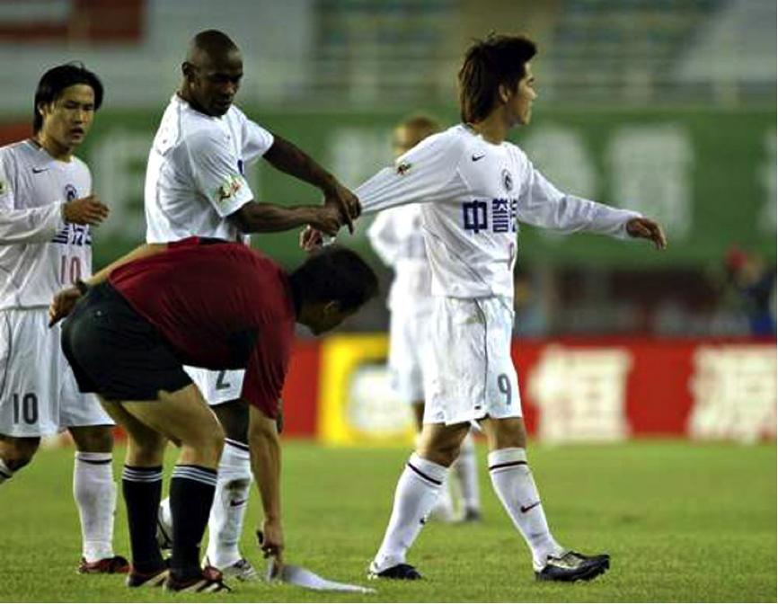 中国足坛最忠诚的王者命悬一线的辽足至今仍欠他一个道歉