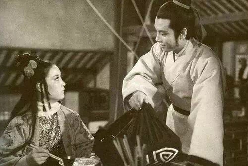 郑佩佩怀孕8次,郑佩佩的一生恋情