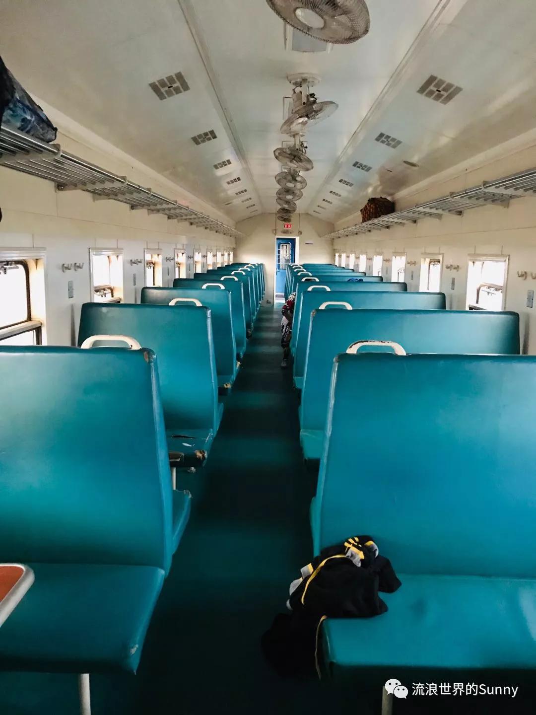 流浪非洲，乘坐中国援建火车去赞比亚，满满的亲切