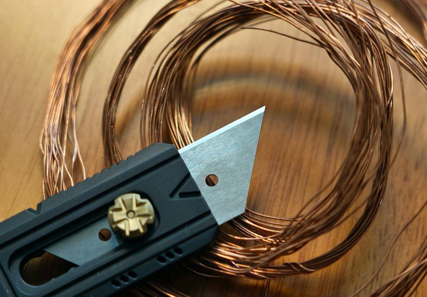 有锋度有颜值：斐戈FEGVE壁纸刀《商》上手体验