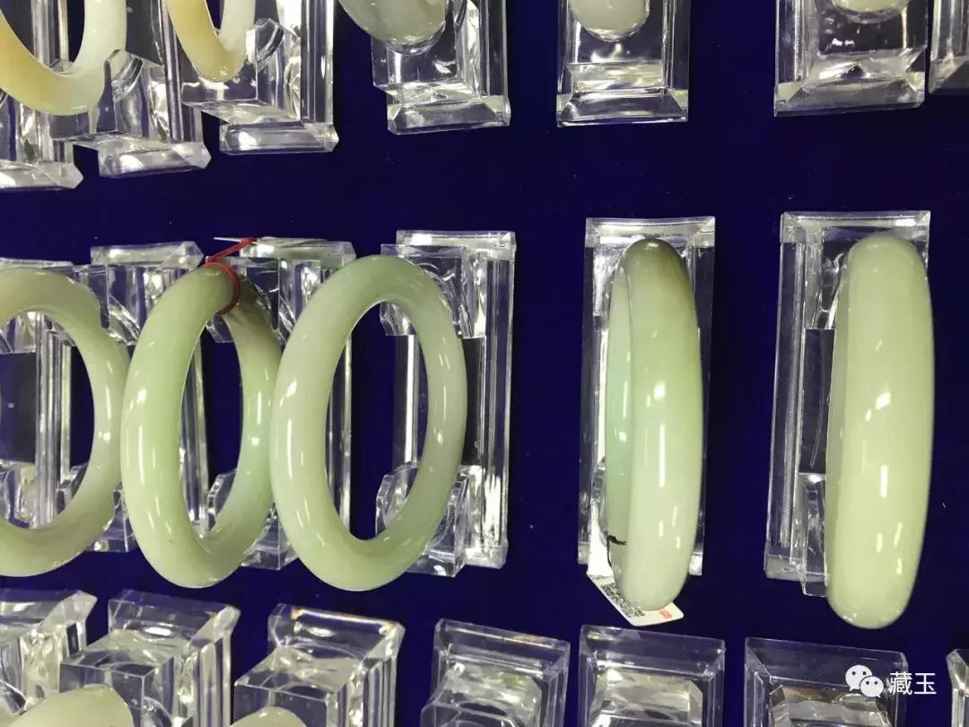 和田玉俄料值不值得入手,和田玉籽料和俄料到底有什么区别