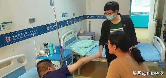 金水区志愿者送锦旗答谢郑州市红十字会关怀