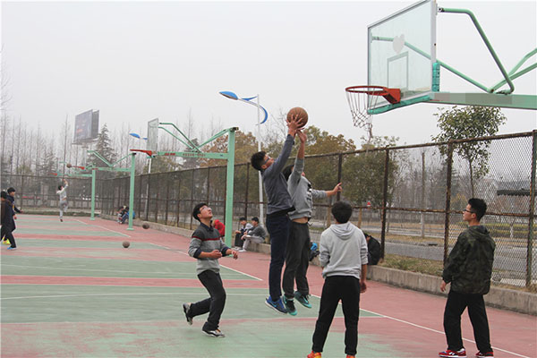 惋惜浙江27岁小伙打篮球猝死,23岁一男子打完篮球后喝冷水猝死