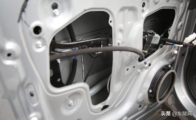 为什么劳斯莱斯车门里配一把雨伞,劳斯莱斯车门里的伞不会臭吗