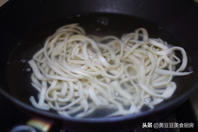 做手擀面用不用醒面,做手擀面里面需要加鸡蛋吗