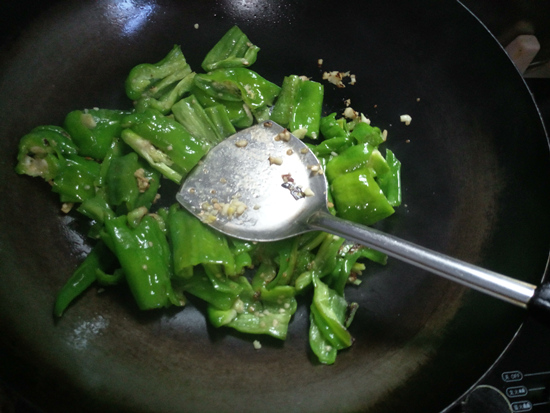 青椒怎么做不辣下饭,不辣的青椒怎么做好吃