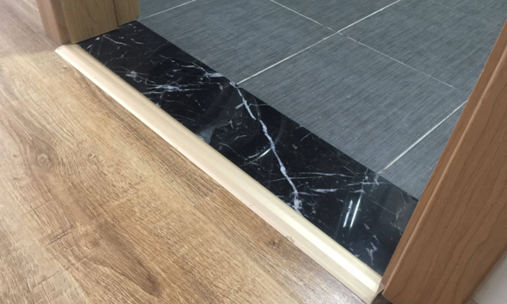 家装门槛石下面需要放什么,门槛石最好的装修方法