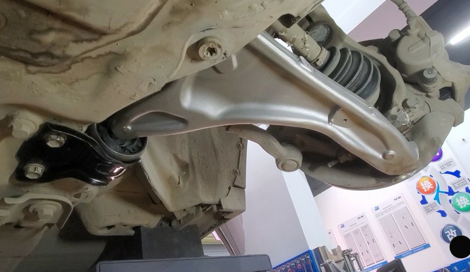 路虎揽胜极光加速左右抖动,路虎极光动力转向性能减弱